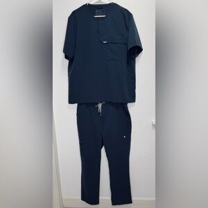 Figs Technical Collection Scrub 2 piece set.   Top XL
Bottoms L 
Navy